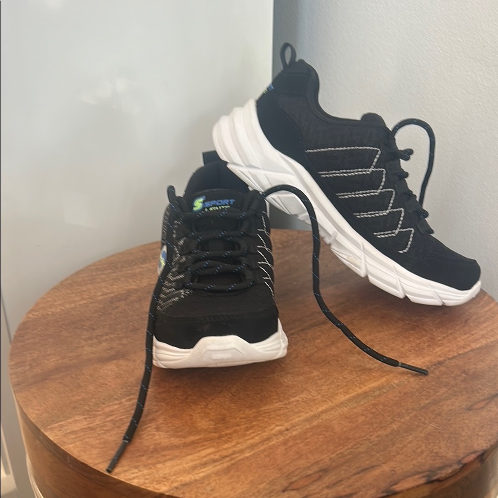 Skechers sz 1 Black and White Sneakers light up ✨